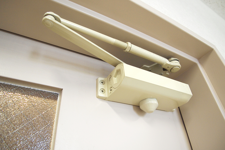 岩手県盛岡市のサッシ・鍵の取付修理 合同会社藤村工業/ドアクローザー